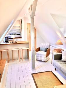 ein Wohnzimmer mit einem Sofa und einem Tisch in der Unterkunft Ferienwohnung Ludwigstrasse in Nürnberg