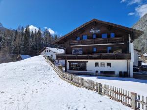 eine Skihütte in den Bergen im Schnee in der Unterkunft Alpinum Hostel in Biberwier