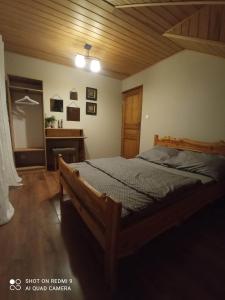 una camera con letto in legno e scrivania di Apartament 6 osobowy a Kujan
