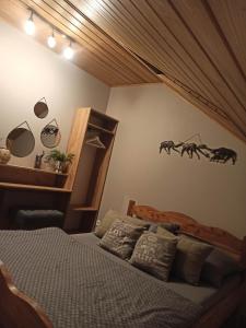 una camera da letto con un letto a castello sul muro di Apartament 6 osobowy a Kujan