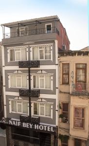een groot grijs gebouw met een k rite boy hotel bij Naif Bey Hotel in Istanbul