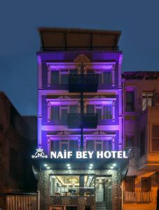 um edifício roxo com um cartaz em Naif Bey Hotel em Istambul