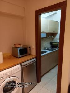 a kitchen with a microwave and a washer and dryer at Casa Anastasia in Perea