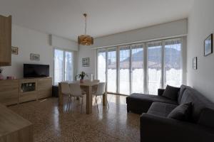 ein Wohnzimmer mit einem Sofa und einem Esstisch in der Unterkunft Casa Margherita Bellagio in Bellagio