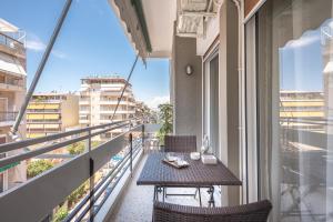 balcón con mesa y sillas en Spacious Cozy Apartment in Athens, en Atenas