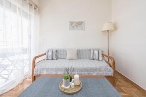 um pequeno quarto com uma cama e uma mesa em Spacious Cozy Apartment in Athens em Atenas