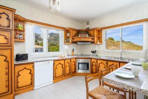 Kuchyň nebo kuchyňský kout v ubytování Villa Sabah by Costarentals - Ref 119