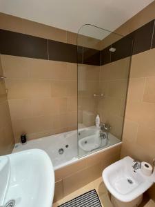 Un baño con bañera, inodoro y lavabo. en Ransol studios près des piste ski HUT08226, en Canillo 8 fotos más