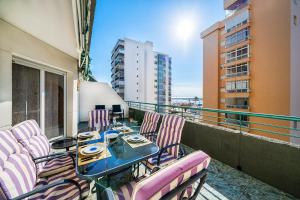 un balcone con tavolo e sedie su un balcone di Rooftop pool Fuengirola by Costarentals - Ref 32 a San Francisco Altre 10 foto