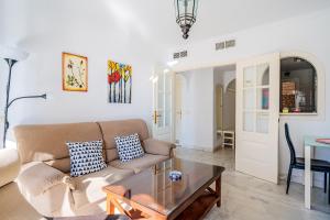 un soggiorno con un divano e un tavolo di Rooftop pool Fuengirola by Costarentals - Ref 32 a San Francisco