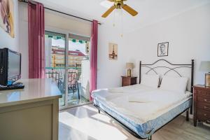 una camera con letto, TV e balcone di Rooftop pool Fuengirola by Costarentals - Ref 32 a San Francisco