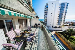 un balcone con tavolo e sedie su un edificio di Rooftop pool Fuengirola by Costarentals - Ref 32 a San Francisco