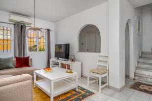 Telewizja i/lub zestaw kina domowego w obiekcie Panoramic terrace with pool in Fuengirola by Costarentals - Ref 148