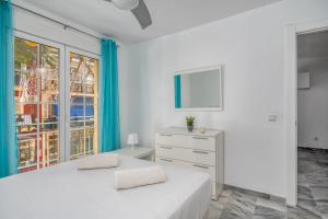 Downtown cozy apartment in Los Boliches Ref 180 tesisinde bir odada yatak veya yataklar