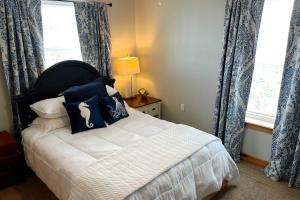 En eller flere senge i et værelse på Whitesands North Cozy duplex within walking distance of the beach