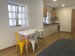 cocina con mesa y sillas en una habitación en Estudios en Loredo, en Loredo