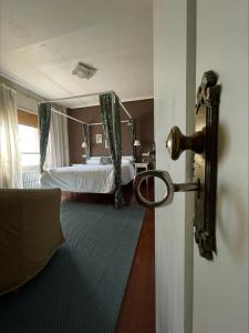 a room with a bed and a door with a mirror at Hostal El Botero in Monreal del Campo +12 photos