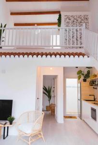 un salon avec un escalier et une chaise dans l'établissement UNIQUE LOFT, à Orihuela Costa