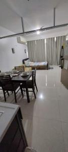 ein Wohnzimmer mit Tisch und Stühlen und einer Couch in der Unterkunft Queensland manor cebu city in Cebu City