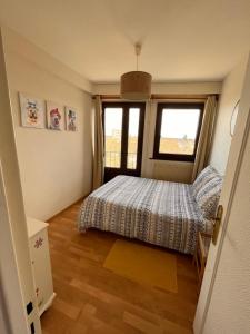 sypialnia z łóżkiem i oknem w obiekcie Appartement lumineux centre ville w mieście Châteauroux