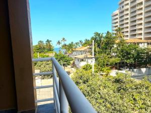 uma vista para a cidade a partir de uma varanda de um edifício em Aw Hotel Palm Bay Bello Horizonte em Santa Marta