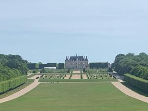 - Vistas al palacio de Versalles desde los jardines en Charmante studette au cœur du Plessis Robinson, en Le Plessis-Robinson
