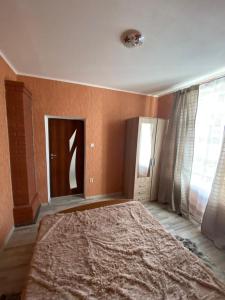 ein Schlafzimmer mit einem großen Bett und einem Fenster in der Unterkunft Mārkalni in Krāslava