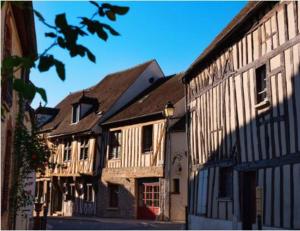 a group of buildings on a street in a town at Le gîte entre val et rose in Provins