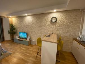 Μια τηλεόραση ή/και κέντρο ψυχαγωγίας στο Liberty Deluxe Apartment Cosmopolis