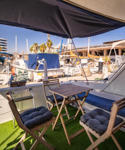 twee stoelen en een tafel op een boot bij Spacious and charming BOAT in Port Forum in Barcelona