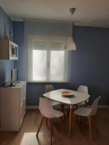 een eetkamer met een witte tafel en stoelen bij Appartamento a due passi dal mare in Nisporto