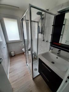 een badkamer met een douche en een wastafel bij Appartamento a due passi dal mare in Nisporto