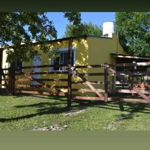 una valla de madera delante de una casa en Amarela, en Colón