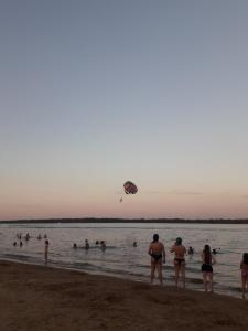 un grupo de personas en el agua en la playa en Amarela, en Colón 1 foto más