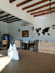 um quarto com uma mesa e cadeiras e um mapa na parede em Hotel Rural Luna del Valle em San Agustín de Valle Fértil