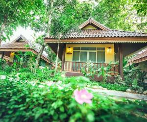 สวนหย่อมนอก Baan Nam Pen Resort