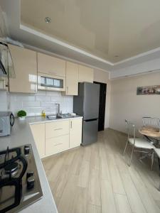 Dapur atau dapur kecil di Затишні сучасні апартаменти в елітному ЖК Версаль +19 gambar