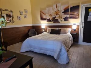 a hotel room with a bed and a table at B&B Taras Di San Vito in Taranto