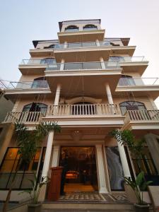 wysoki budynek z korytarzem przed nim w obiekcie HOTEL RIO BENARAS w mieście Waranasi