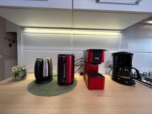 Příslušenství pro přípravu čaje a kávy v ubytování SOFIA ROOMs