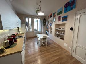 una cucina con un bancone e un tavolo di SOFIA ROOMs a Verona