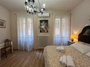 una camera da letto con un letto e due asciugamani di SOFIA ROOMs a Verona