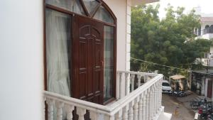 un balcone con porta in legno su una casa di HOTEL RIO BENARAS a Varanasi