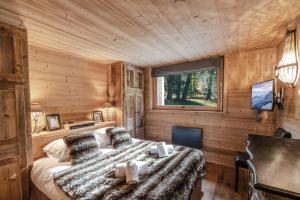 um quarto com uma cama num chalé de madeira em Chalet Peyrlaz em Chamonix-Mont-Blanc