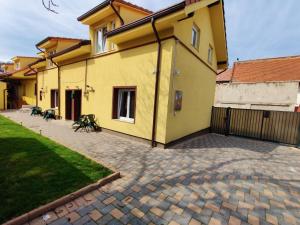 Casa amarilla con patio y patio en Lucky House en Braşov