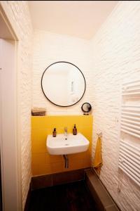 uma casa de banho com um lavatório e um espelho em Ferienwohnung Time out em Vreden
