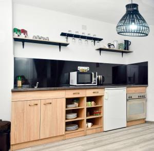 una cucina con frigorifero bianco e forno a microonde di Stela1 a Drvar