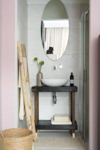 a bathroom with a sink and a mirror at Suite 137, luxe verblijf midden in de bollenstreek in Lisse