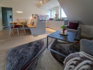韋斯特蘭的住宿－Ferienwohnung Ekke Nekke Pen，客厅配有沙发和桌子