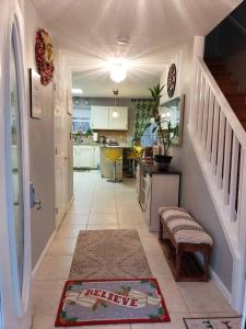 um corredor de uma casa com uma escada e uma cozinha em Fantastic Poconos home w/ Fireplace + More!!! em Long Pond